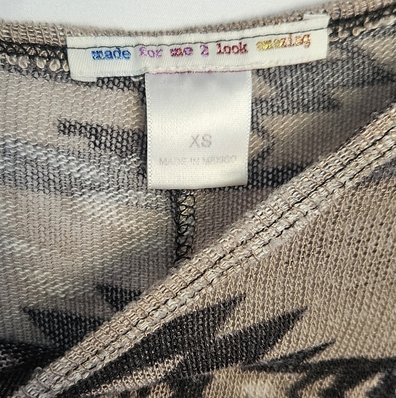 ❤️3/$12 Tribal Print Dolman/Batwing Shirt Black/Brown Size XS - Picture 2 of 6